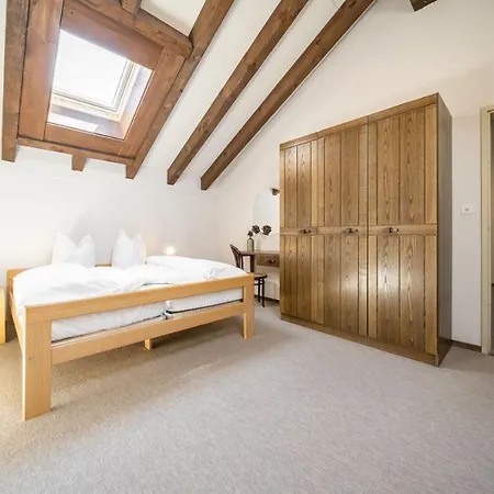 4402 Geraeumige, Zweckmaessig Eingerichtete Maisonette-wohnung Mit Mit Blick Auf Engiadina 公寓