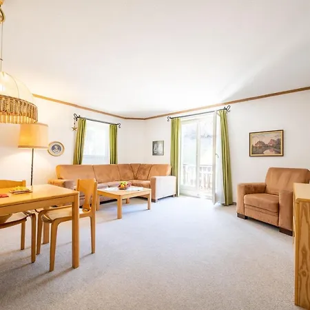 4402 Geraeumige, Zweckmaessig Eingerichtete Maisonette-wohnung Mit Mit Blick Auf Engiadina Lägenhet *